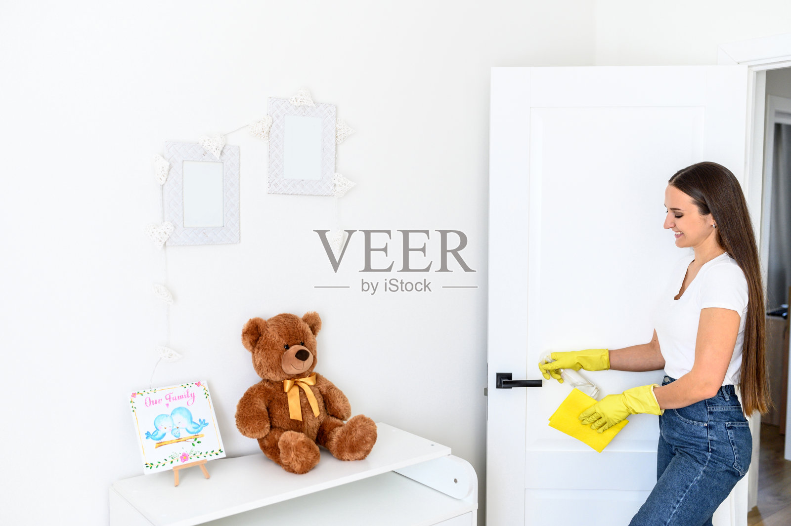 戴着橡胶手套做家务的年轻女子照片摄影图片