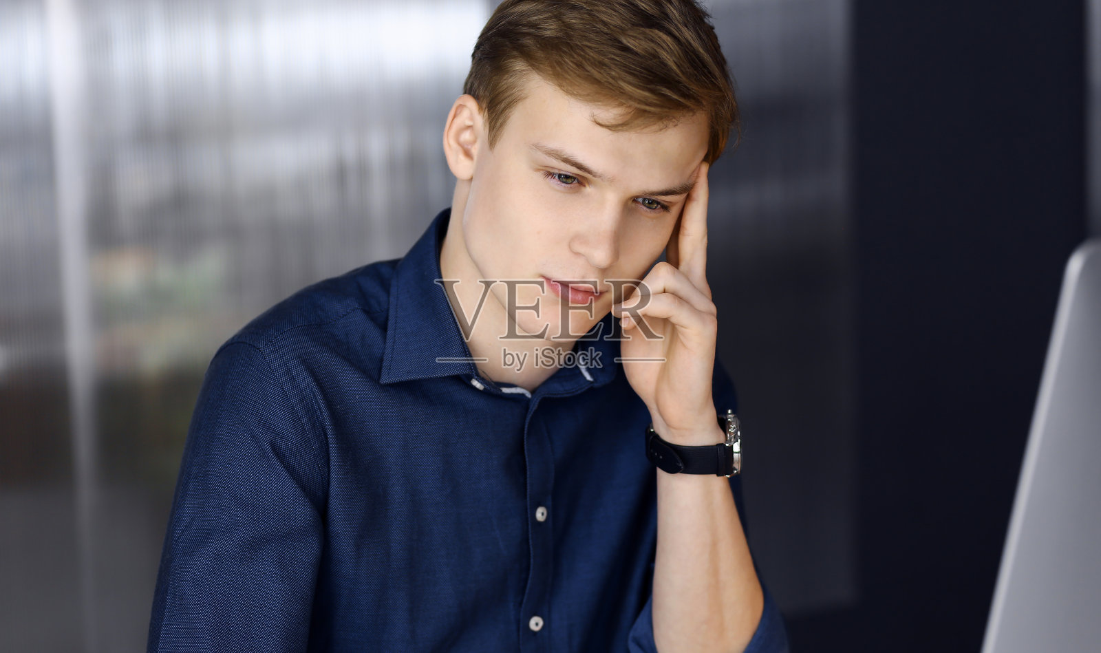 年轻的金发商人在办公室里感到压力。创业意味着努力工作，没有时间去取得成功照片摄影图片