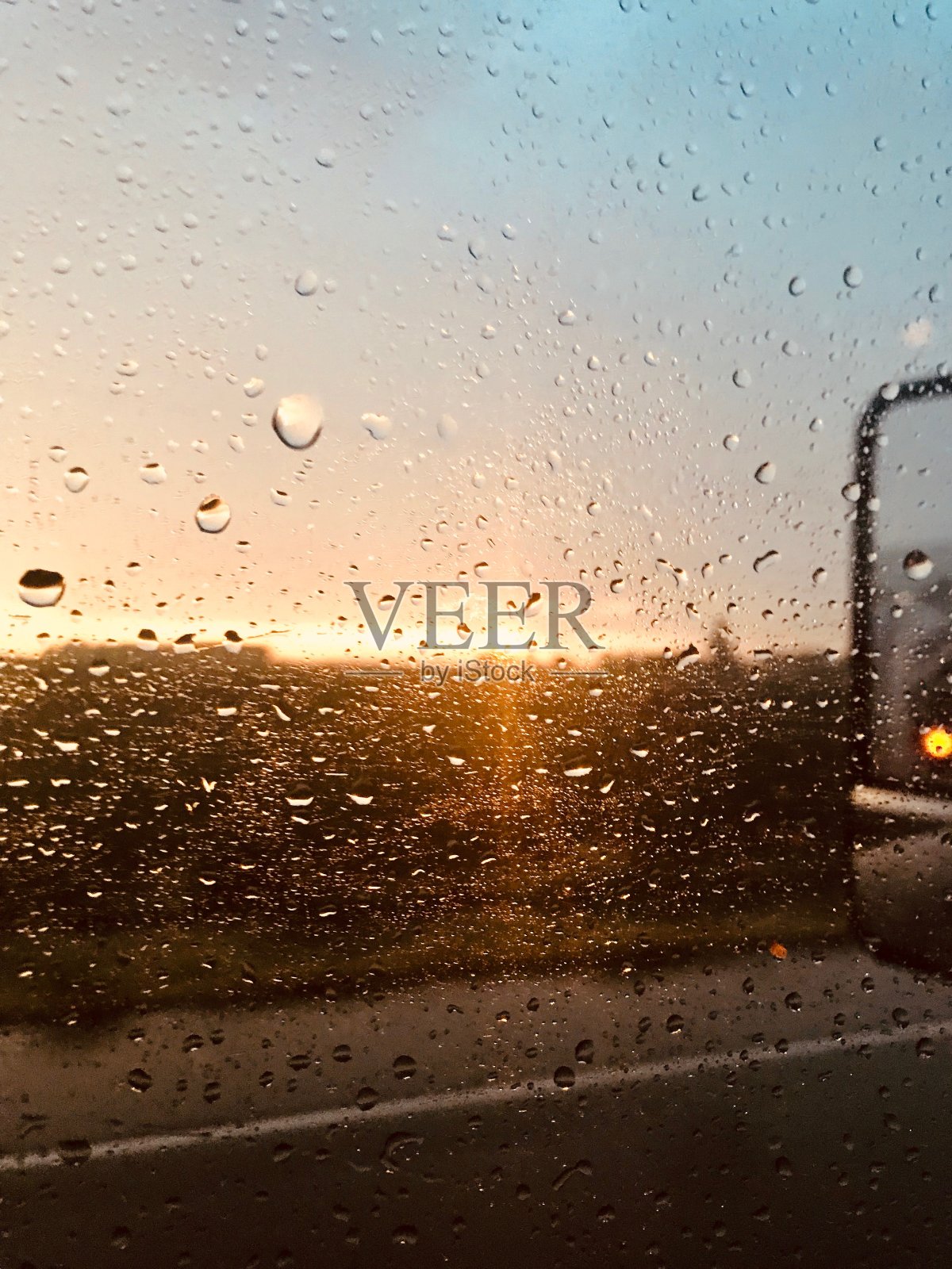 日落透过雨滴半卡车窗口照片摄影图片