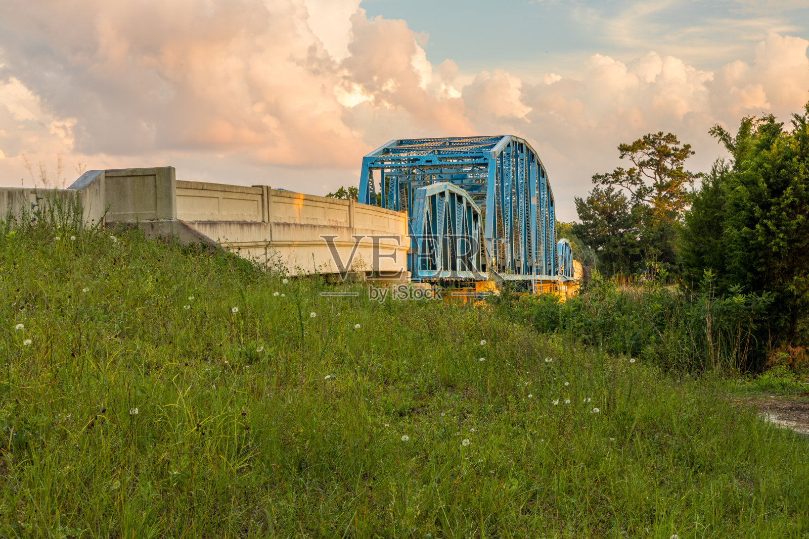 乡村乔治亚桥旁的草坡照片摄影图片