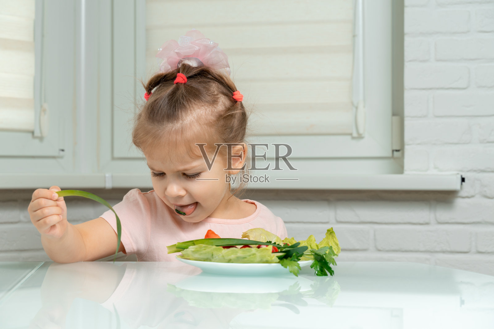 小女孩不吃绿色蔬菜照片摄影图片