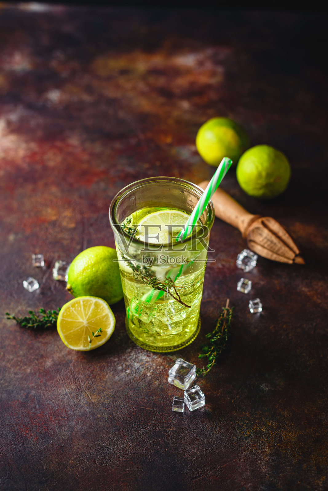 柠檬柠檬汁加百里香和冰。照片摄影图片