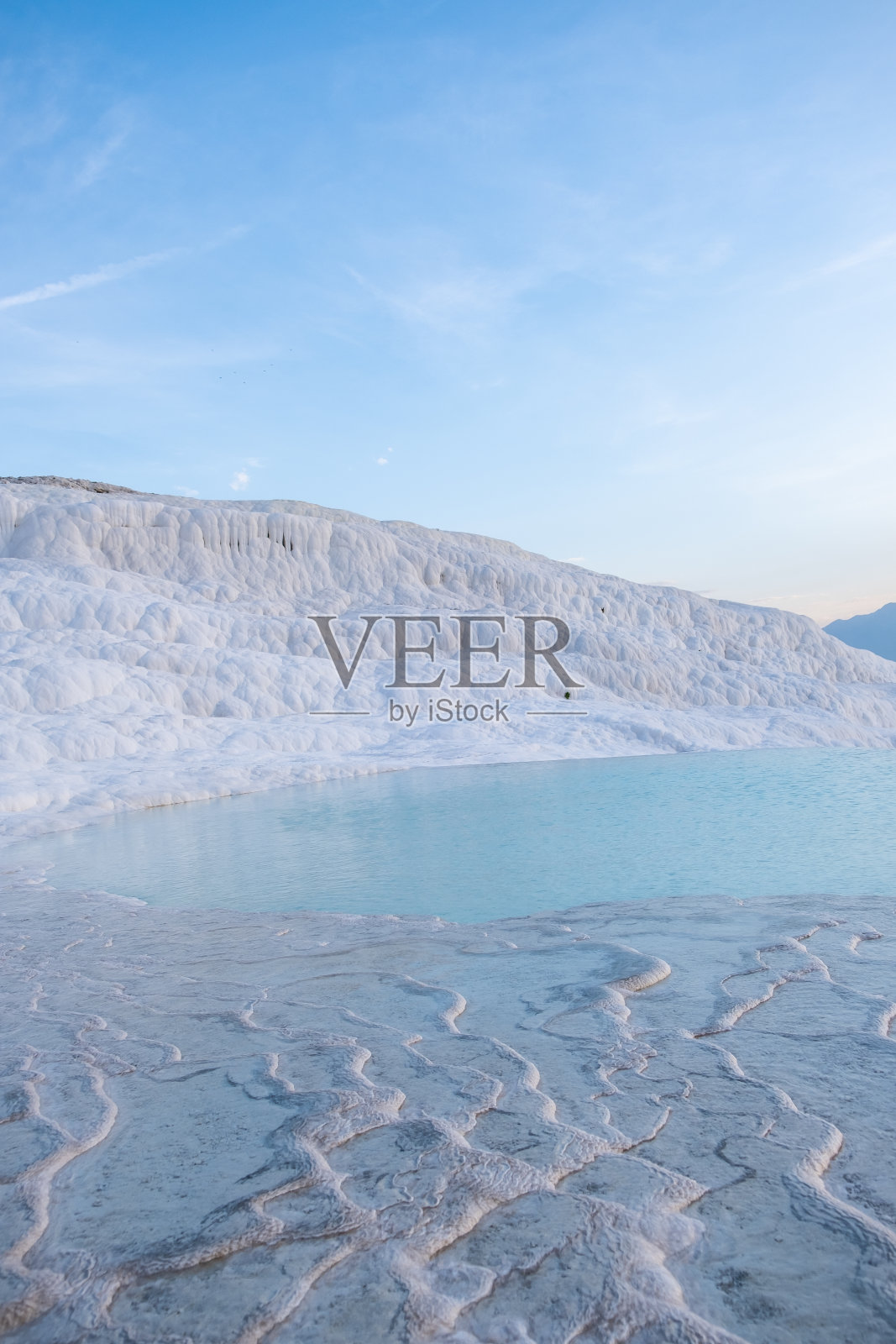 白色的棉花堡石灰华是游客最喜欢的地方。照片摄影图片