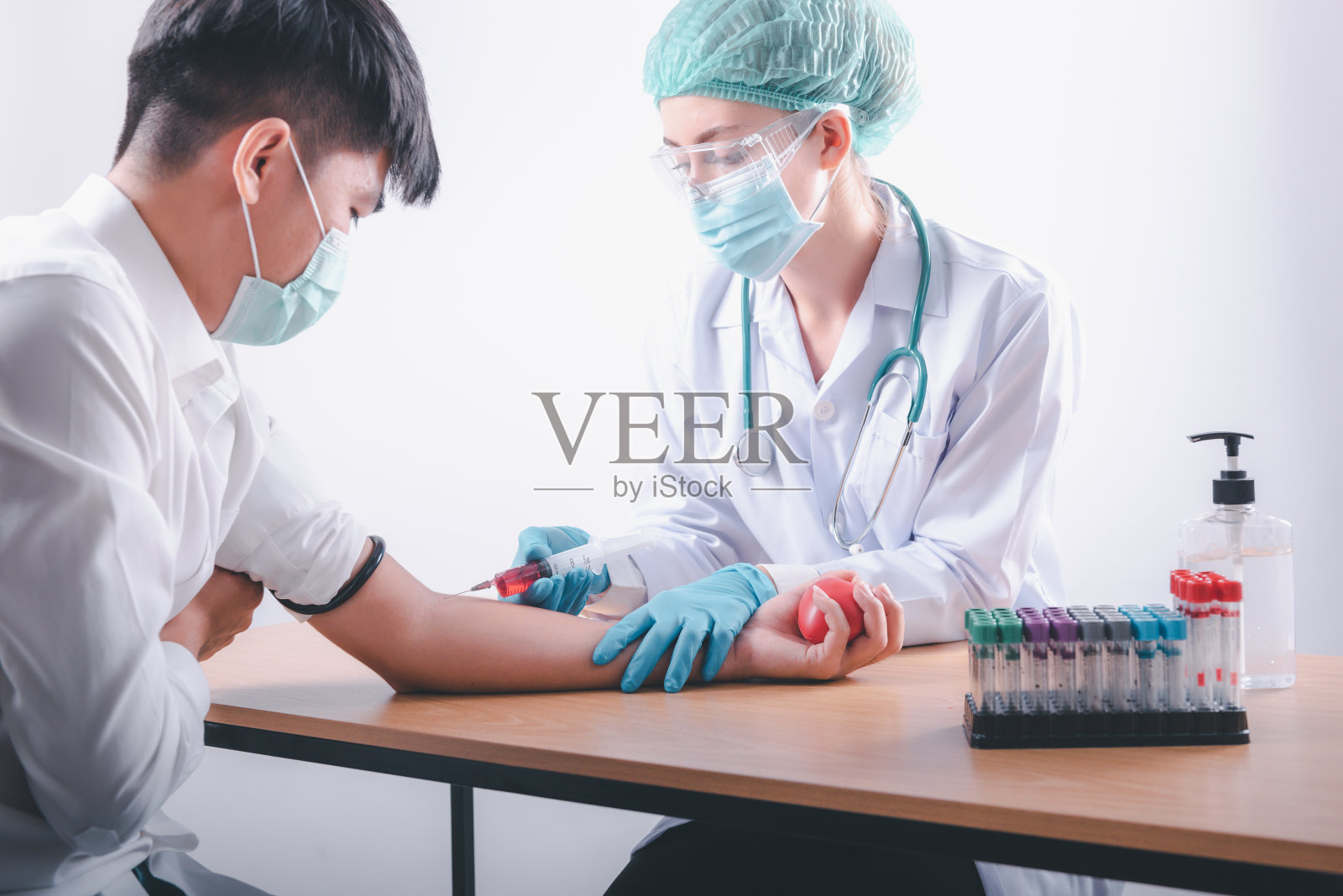 医生正在为男性病人采集血液样本进行注射化验。实验室疾病分析用采血针。医疗保健照片摄影图片