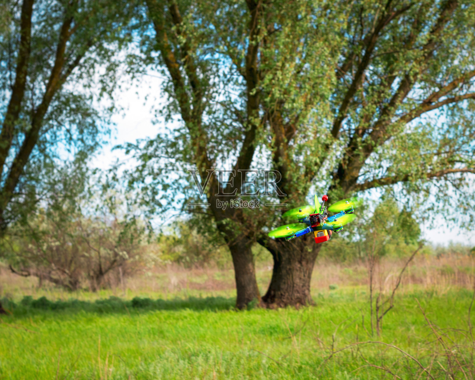 多色竞速四旋翼无人机飞行照片摄影图片