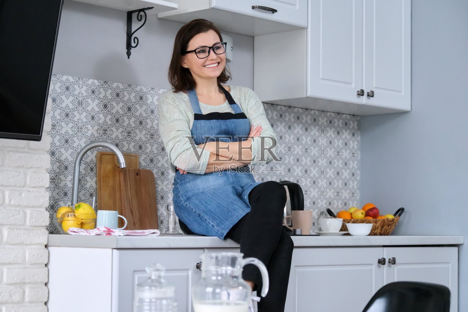 家庭主妇在厨房里围着围裙的肖像照片摄影图片
