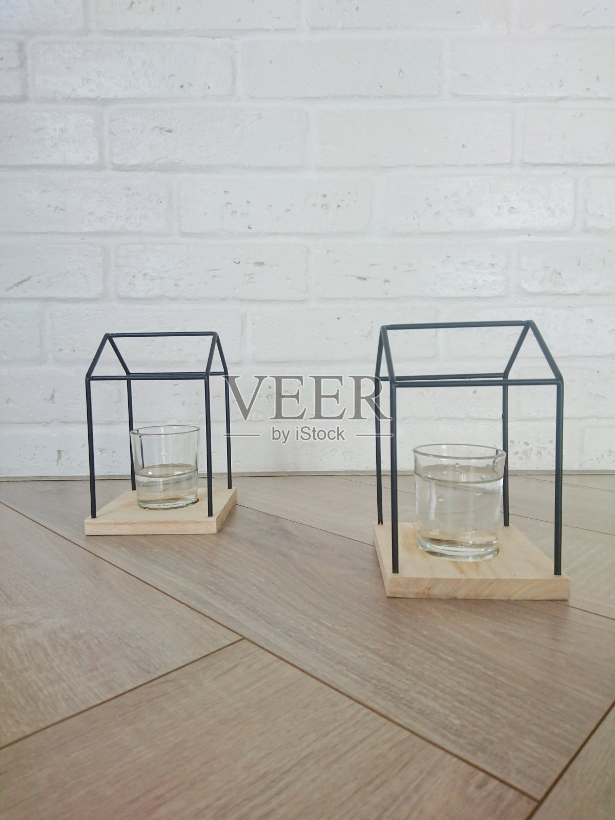 眼镜放在时尚的木制支架上。照片摄影图片