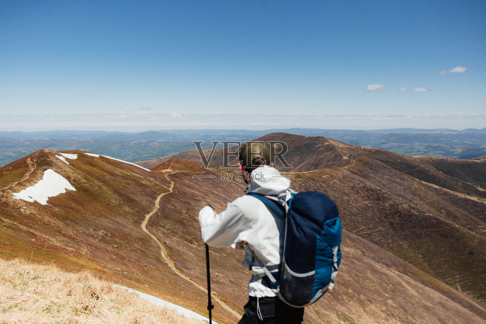 年轻人在看山照片摄影图片