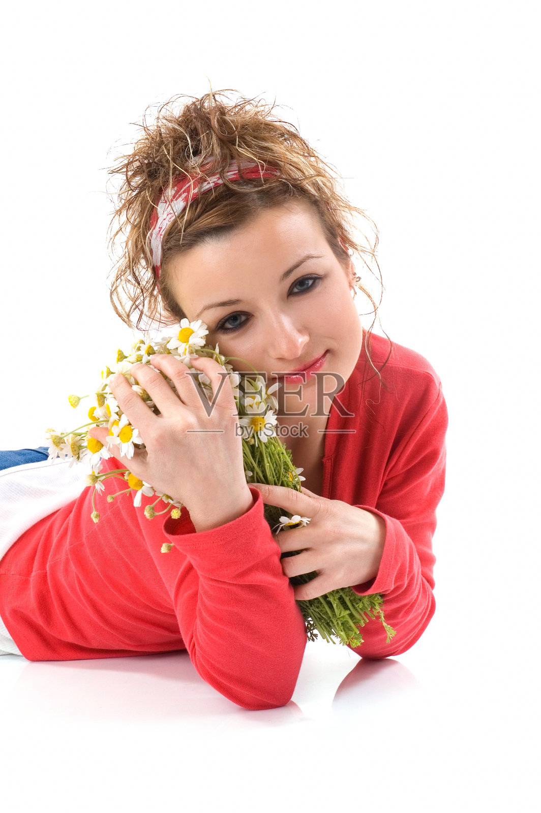 手持鲜花和白色背景的少女照片摄影图片