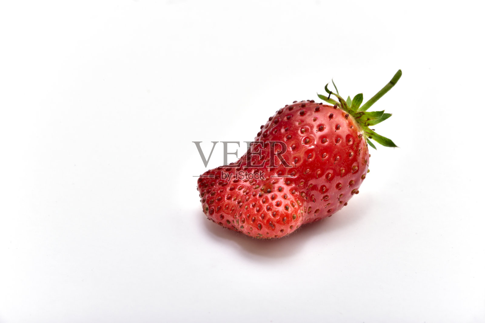 形状奇特的有机草莓照片摄影图片