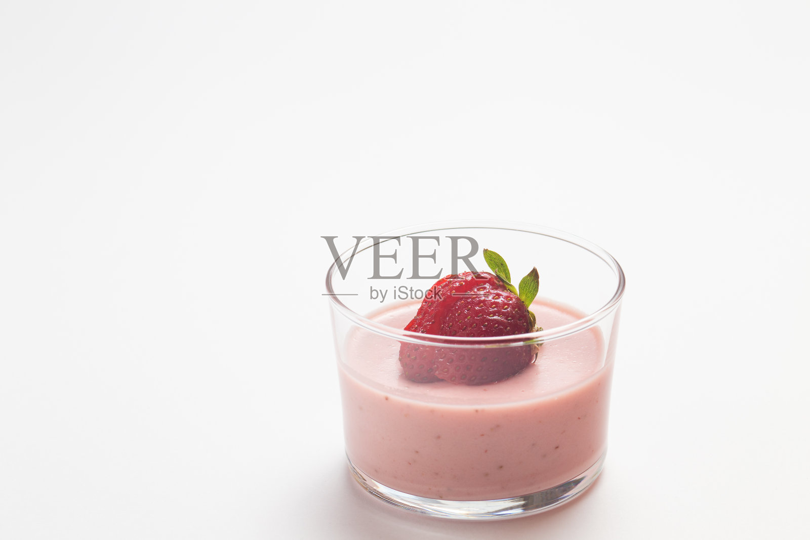 玻璃杯和白色背景的草莓意式奶冻照片摄影图片