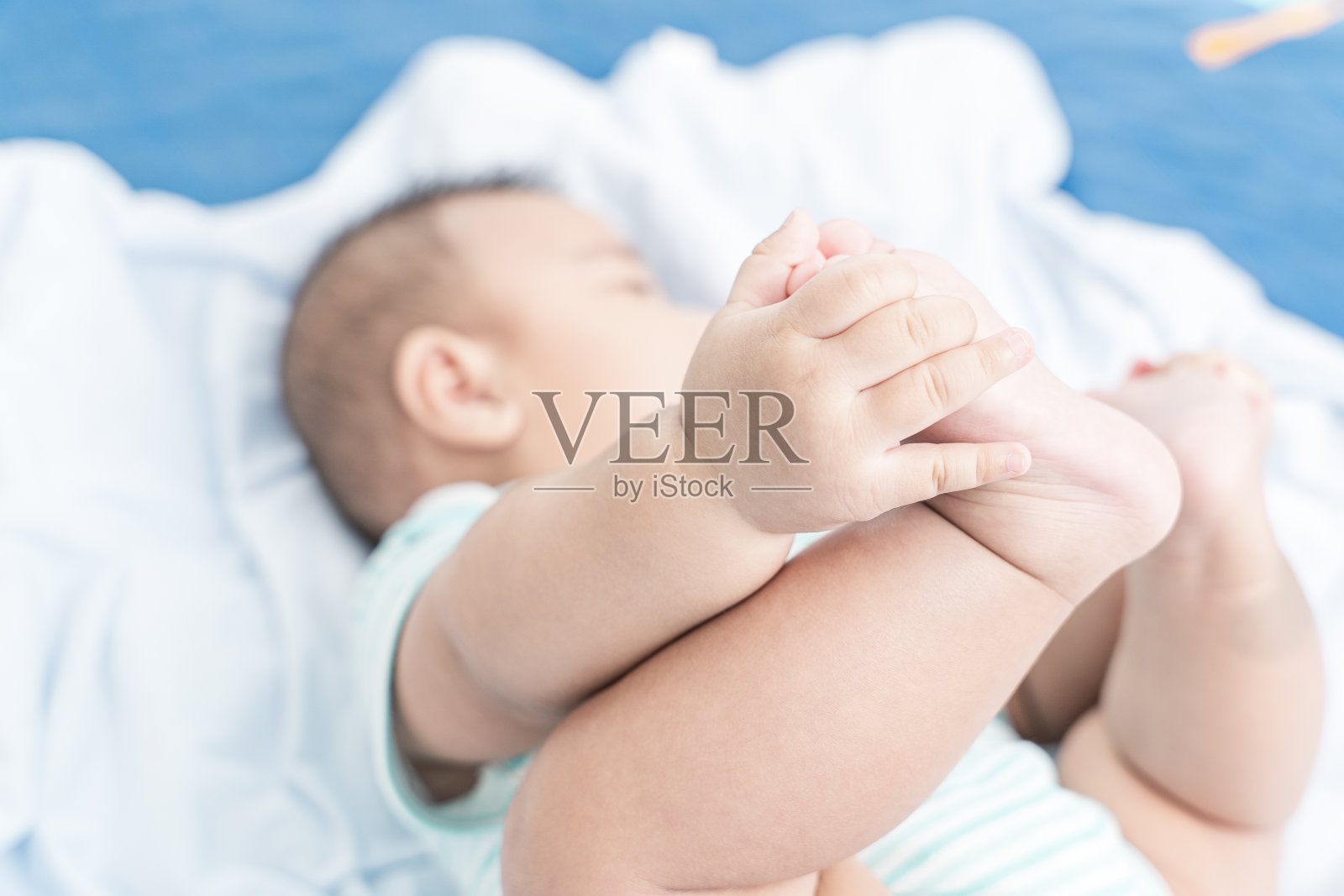 一个快乐的孩子。照片摄影图片