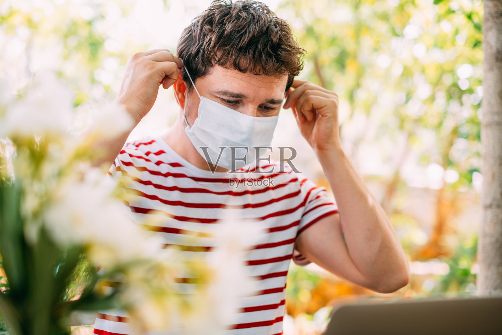 新冠肺炎后的新常态&在咖啡馆工作的自由职业者照片摄影图片