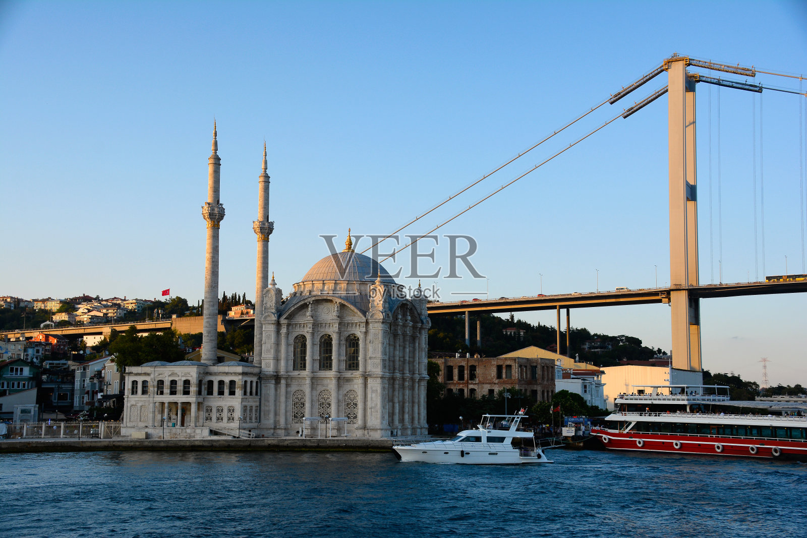 日落时分的奥尔塔科伊清真寺和博斯普鲁斯大桥，土耳其伊斯坦布尔照片摄影图片