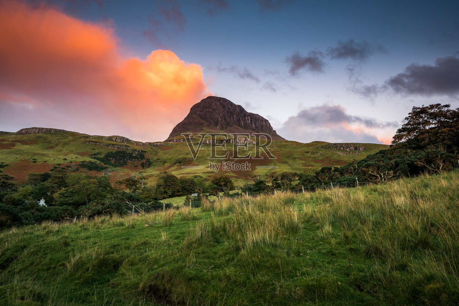 苏格兰峡谷山在美丽的日落日照片摄影图片