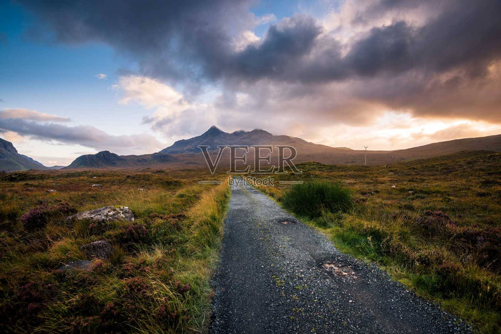 苏格兰山脉上壮观的云和阳光照片摄影图片