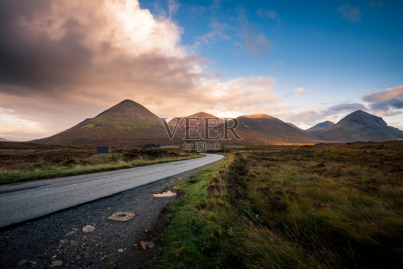 日落的苏格兰高地和它的山和道路照片摄影图片