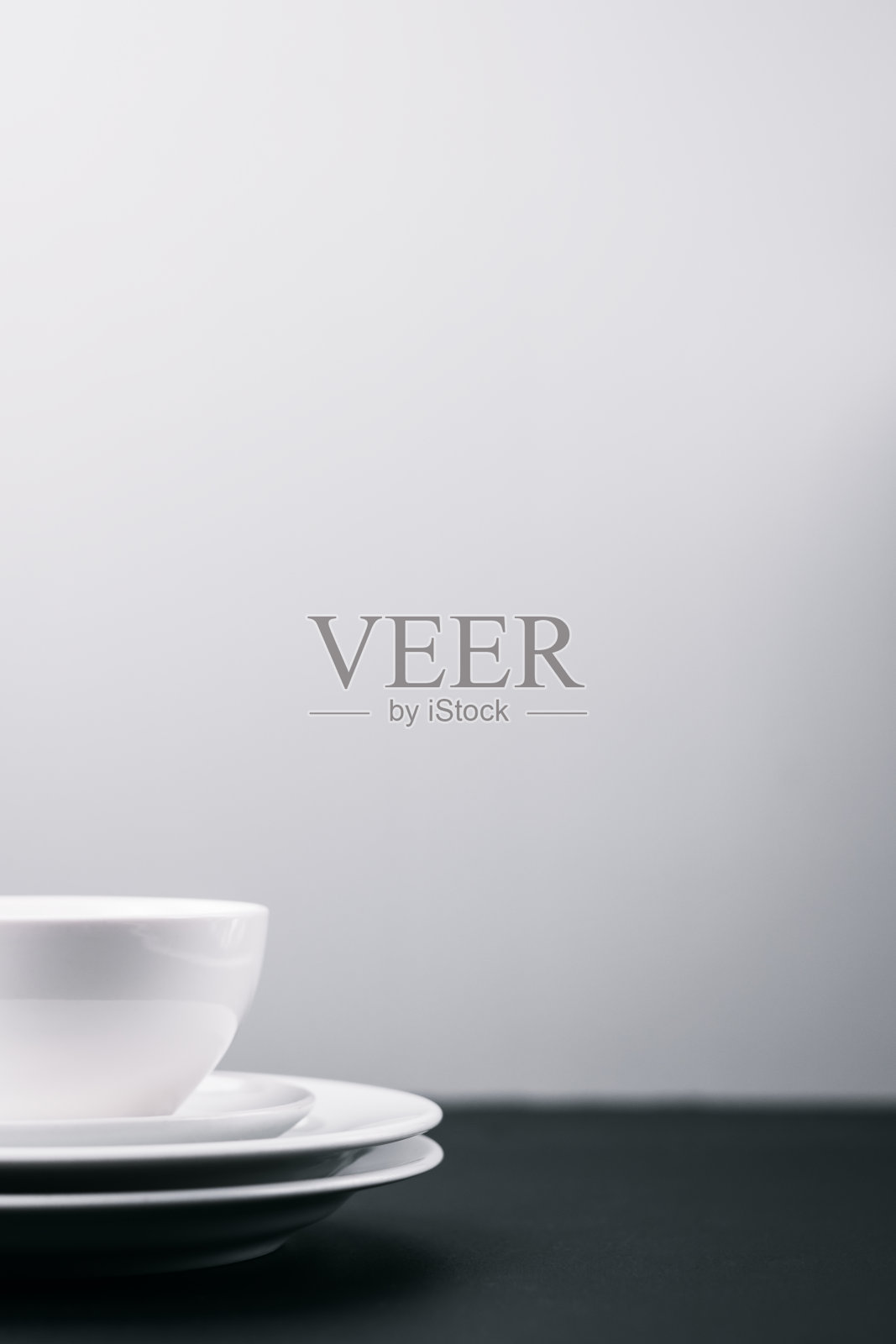 白色干净的盘子与拷贝空间。照片摄影图片