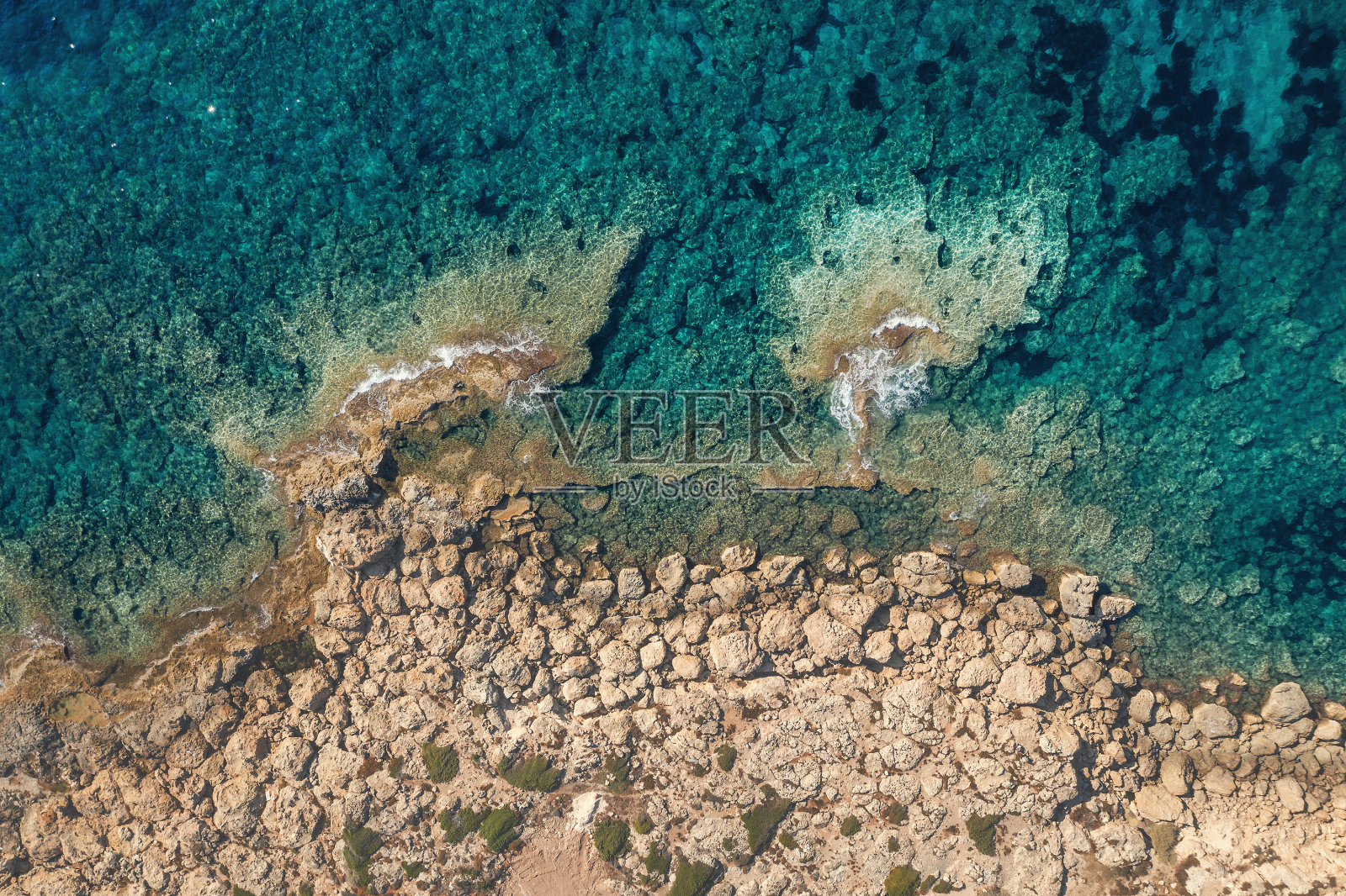 海上空中俯瞰，蔚蓝的水背景与岩石海岸塞浦路斯，地中海景观从上面照片摄影图片