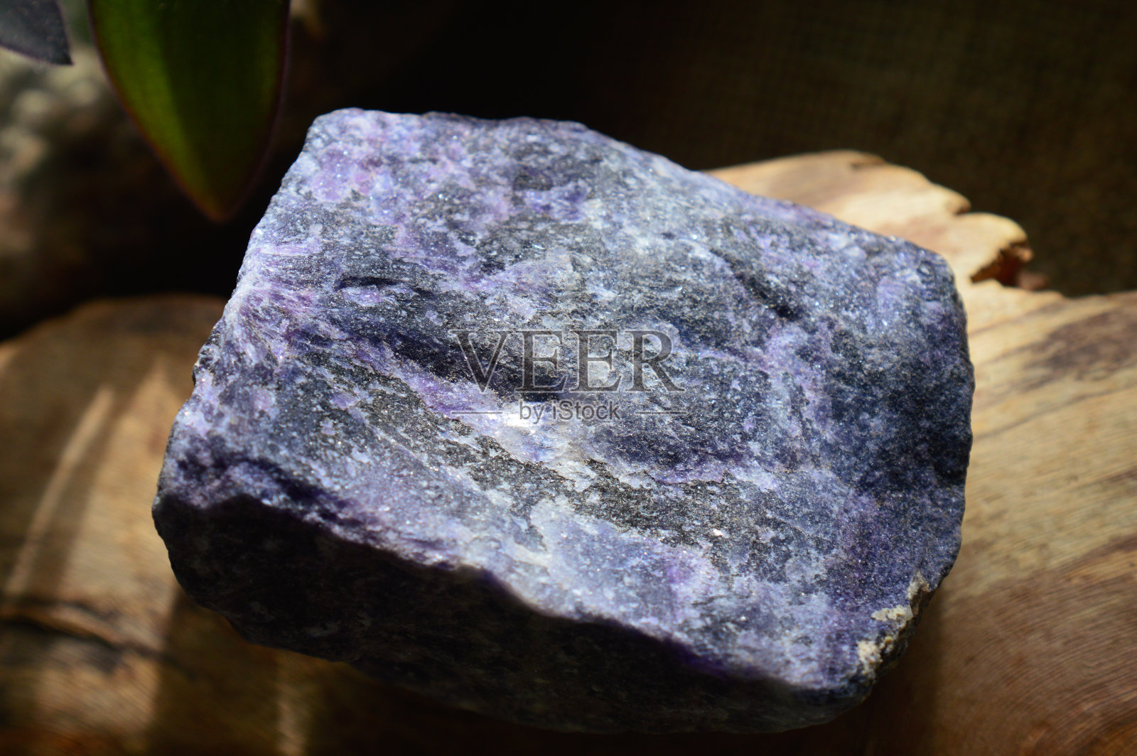 紫色萤石标本正在采集中照片摄影图片