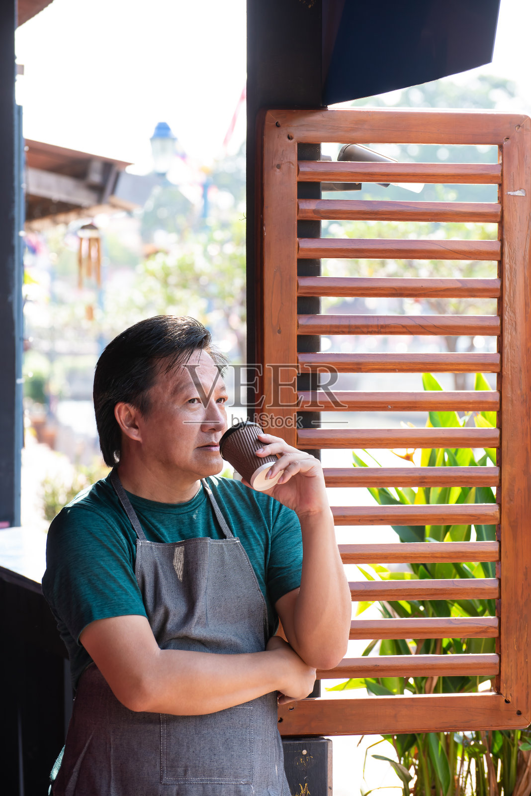 一位心情愉快的小企业家正享受着一杯热咖啡照片摄影图片