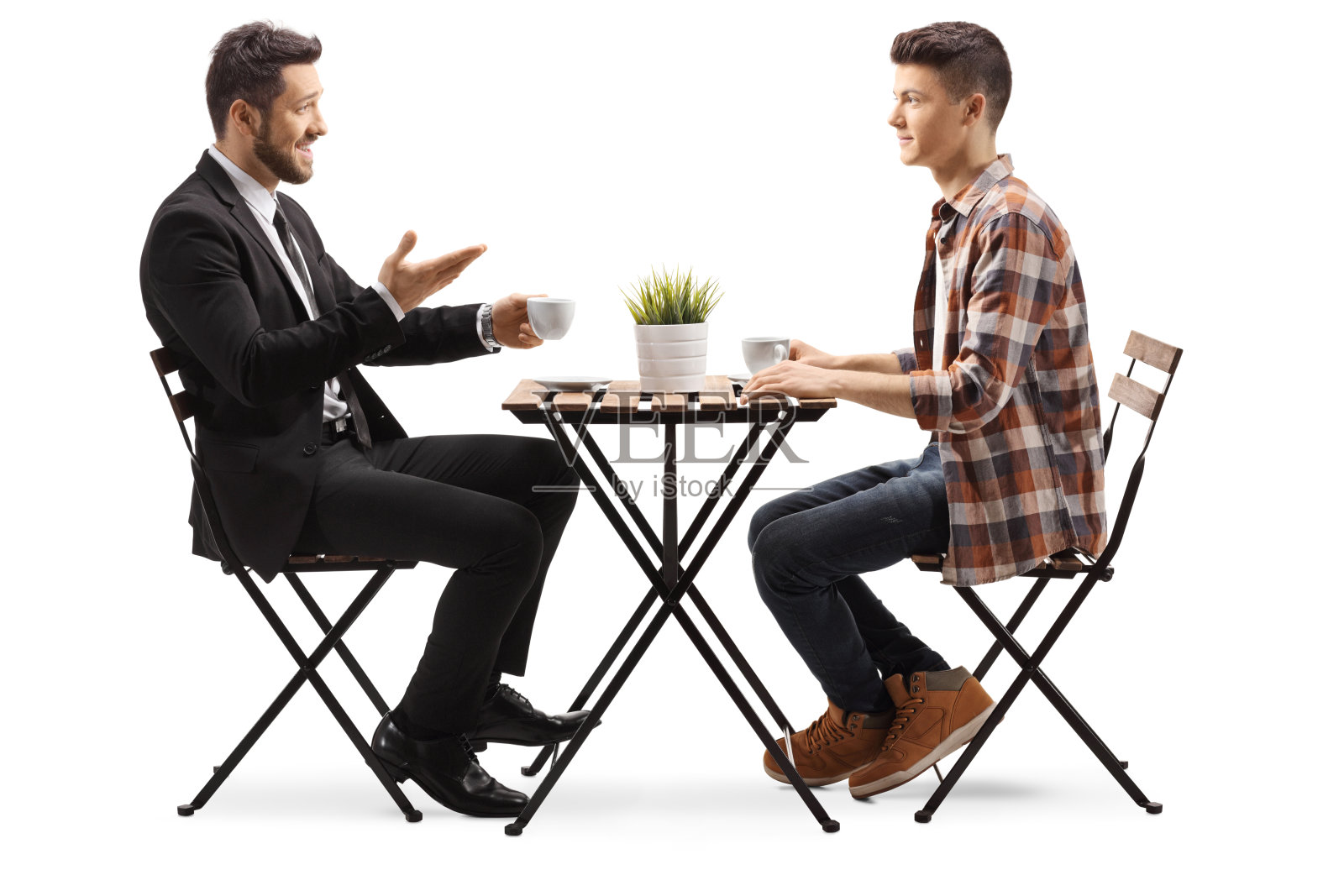 商人和一个年轻的男学生坐在咖啡馆里照片摄影图片