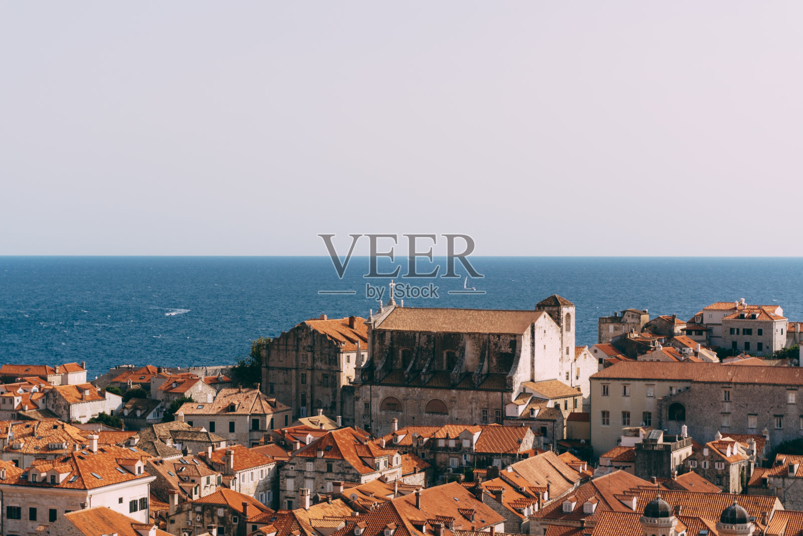 克罗地亚杜布罗夫尼克圣依纳修教堂的正面。教堂入口上方有一尊天使雕像。照片摄影图片