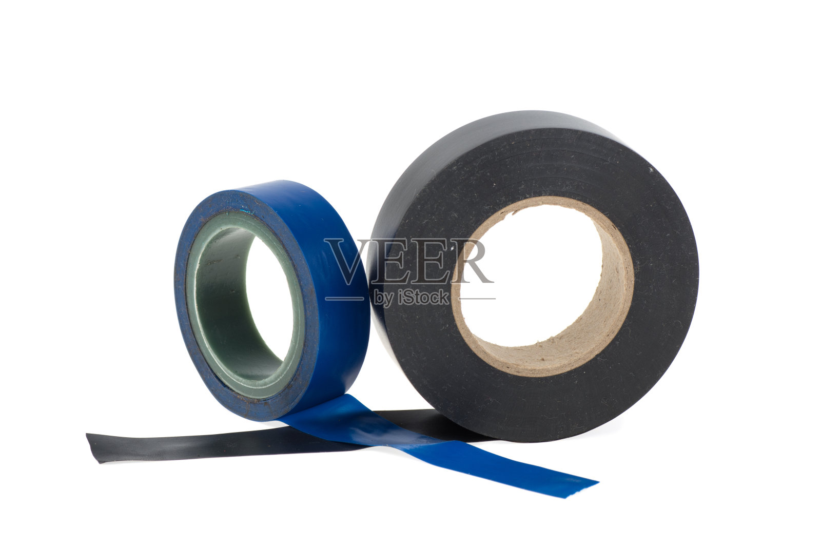 一卷旧的电工胶带，黑色和蓝色，白色背景，孤立。照片摄影图片