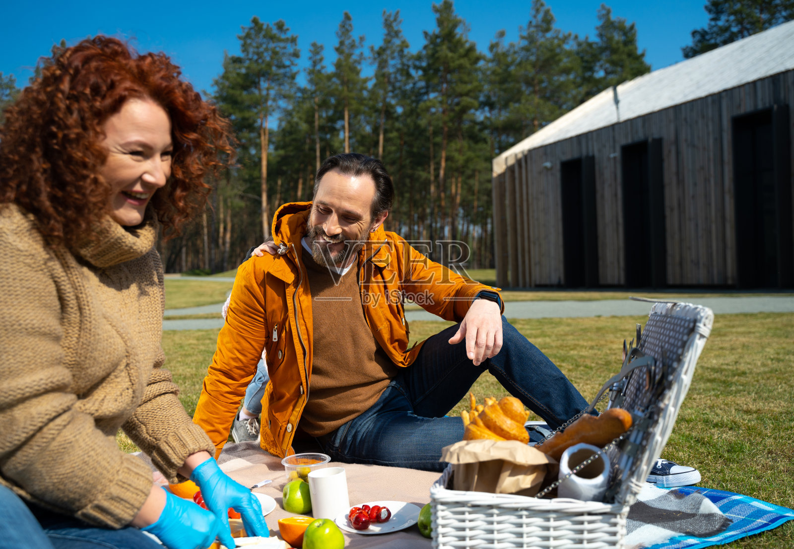 一对幸福的夫妇和他们可爱的女儿在野餐照片摄影图片