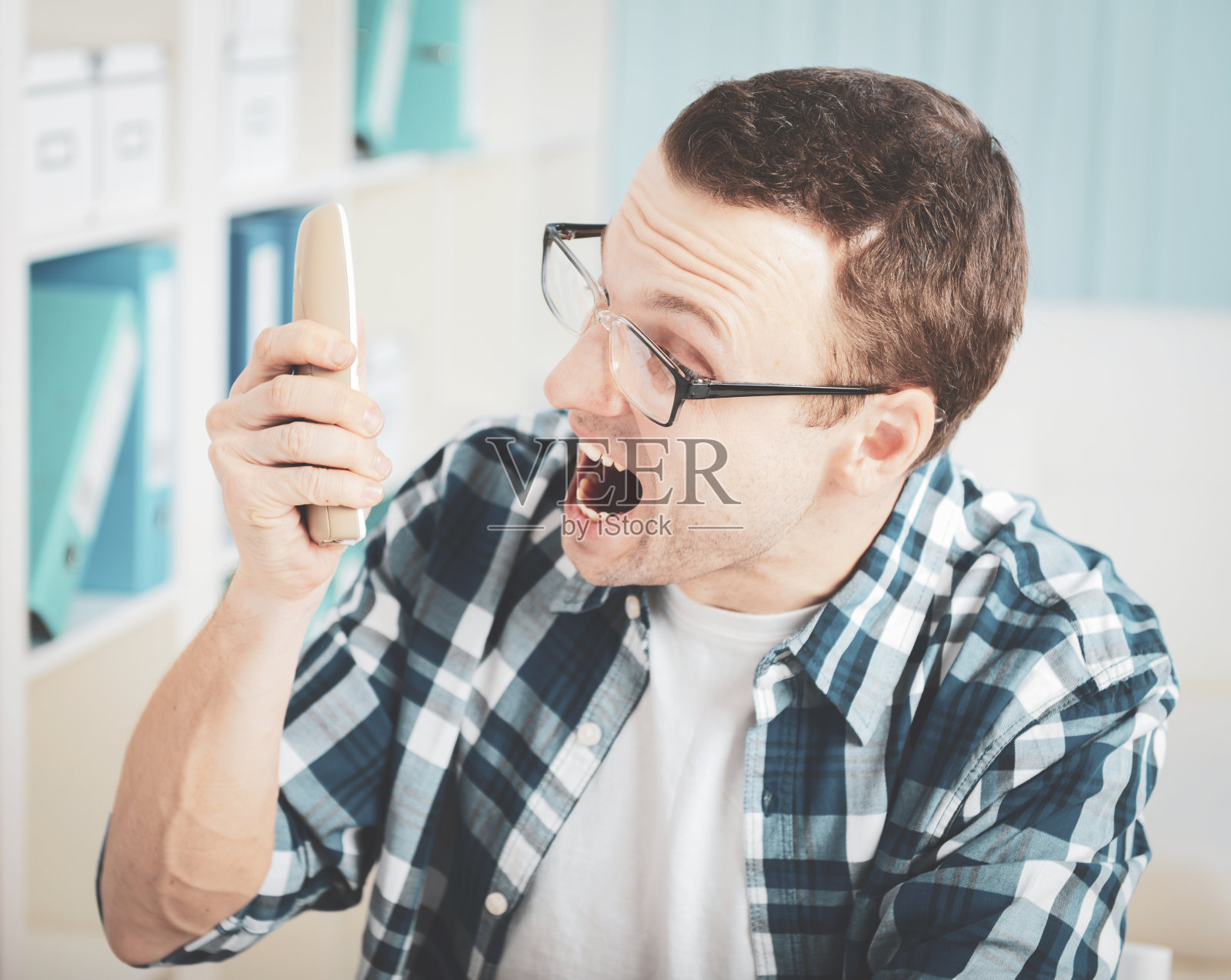 年轻的商人工作过度劳累照片摄影图片