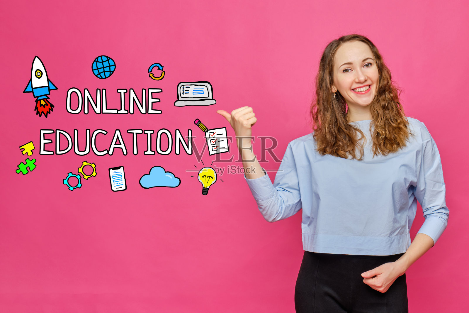 在线教育概念-女孩在一个粉红色的背景与文字和图标。照片摄影图片
