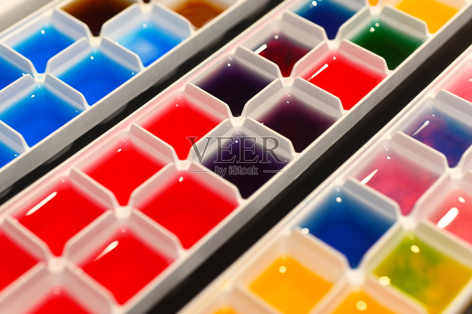 五颜六色的彩虹色的冰块照片摄影图片