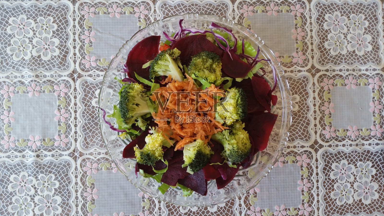 桌上的彩色素食沙拉鸟瞰图照片摄影图片