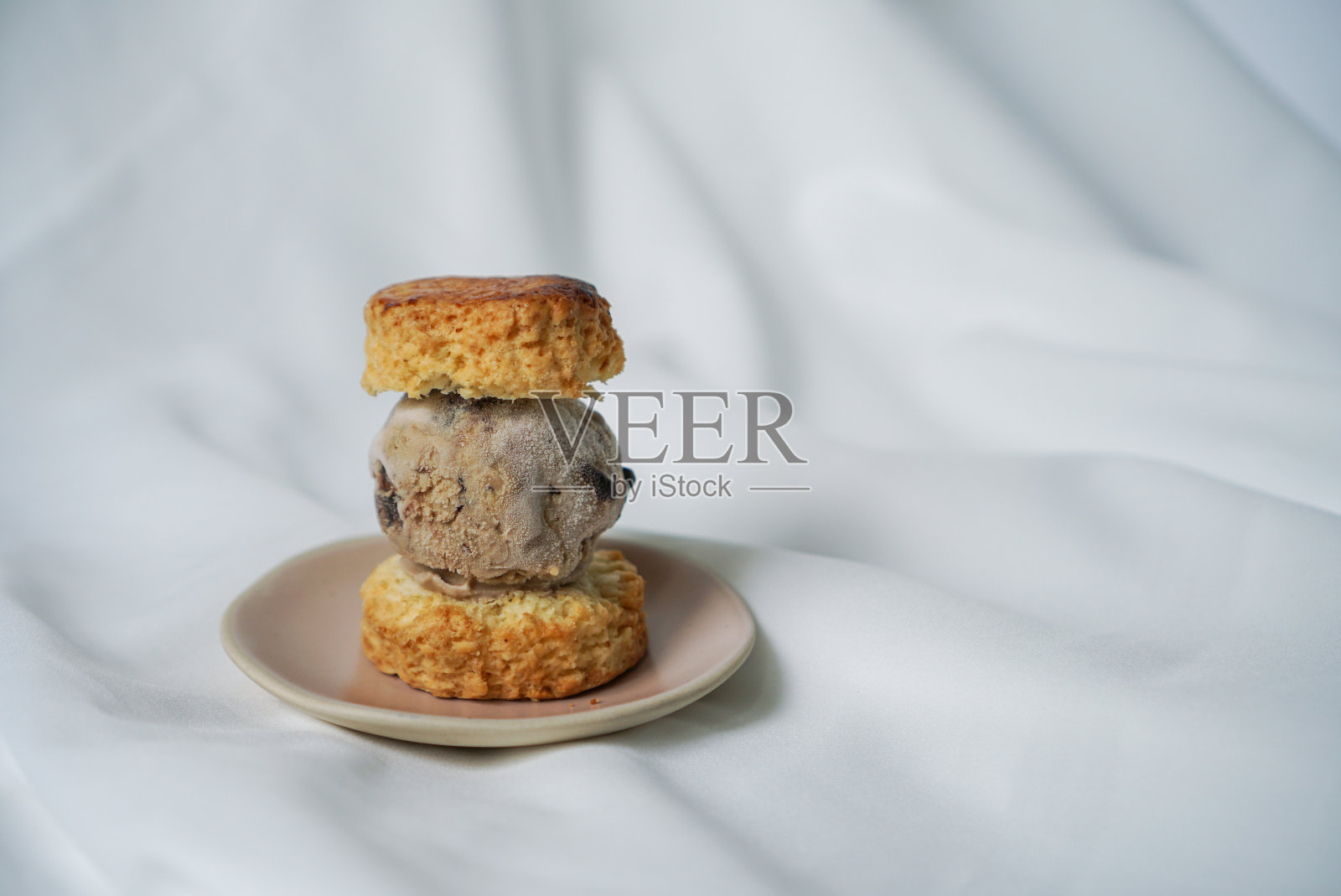 烤饼冰淇淋三明治。照片摄影图片