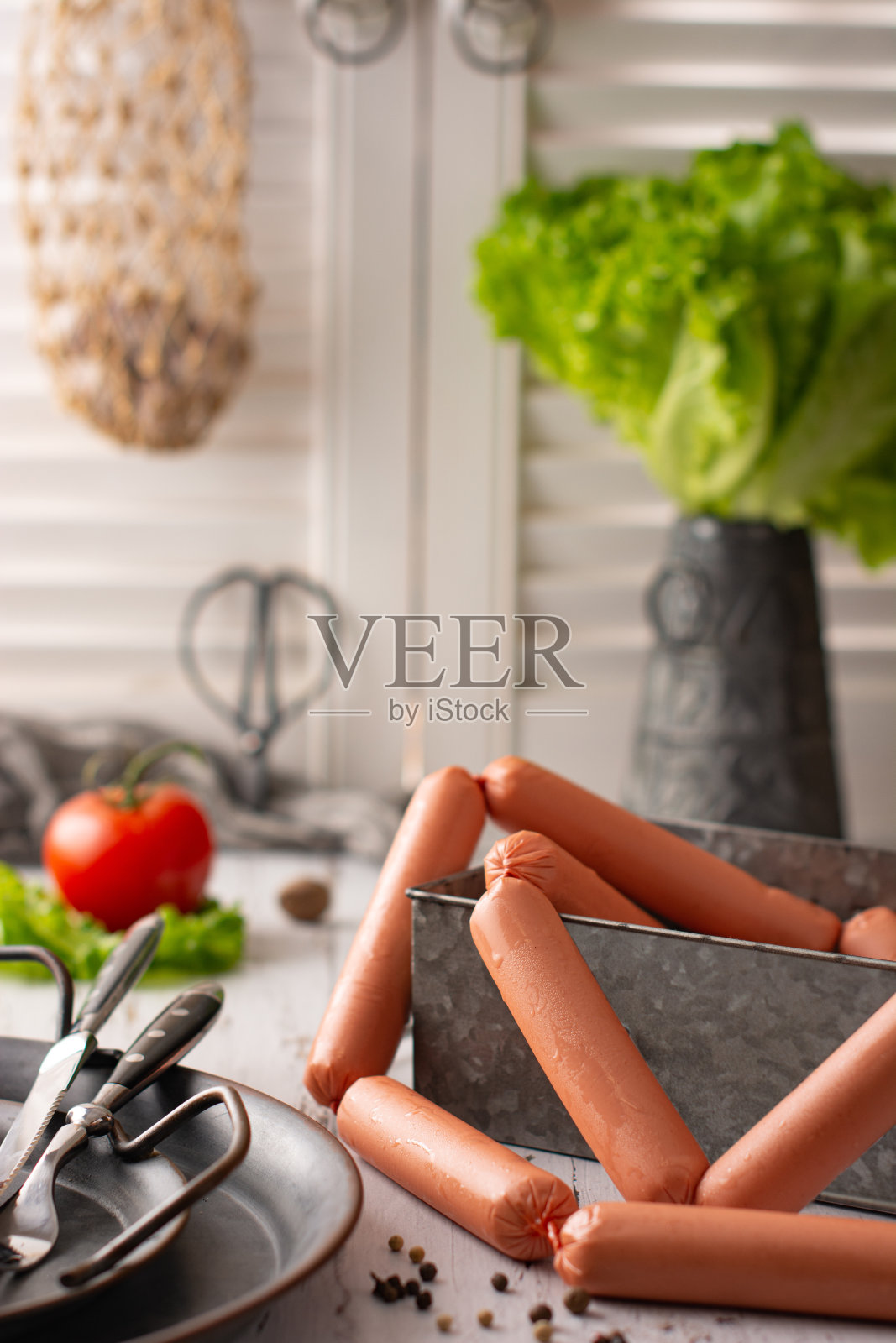 生香肠放在木桌上。早餐。照片摄影图片