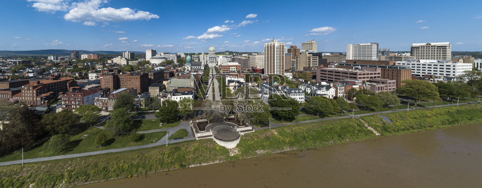 空中全景的首都地区绿地和萨斯奎哈纳风景展望滨水公园在哈里斯堡，宾夕法尼亚州，与城市到州议会行政大楼的远程视图。照片摄影图片