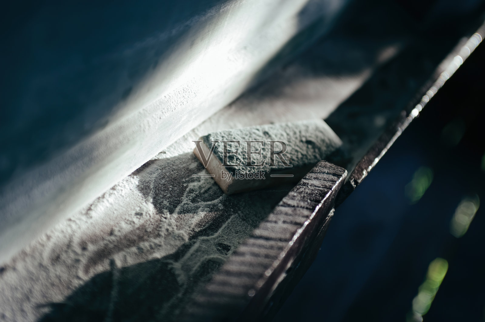 肮脏的板擦放在阳光下的木板上照片摄影图片