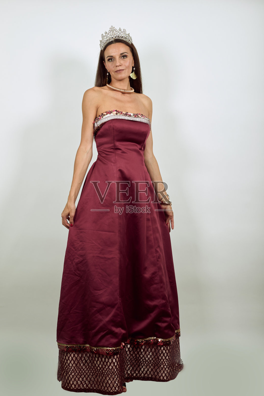 自信的女性在镜头前摆姿势。人的概念模型。广角照片摄影图片