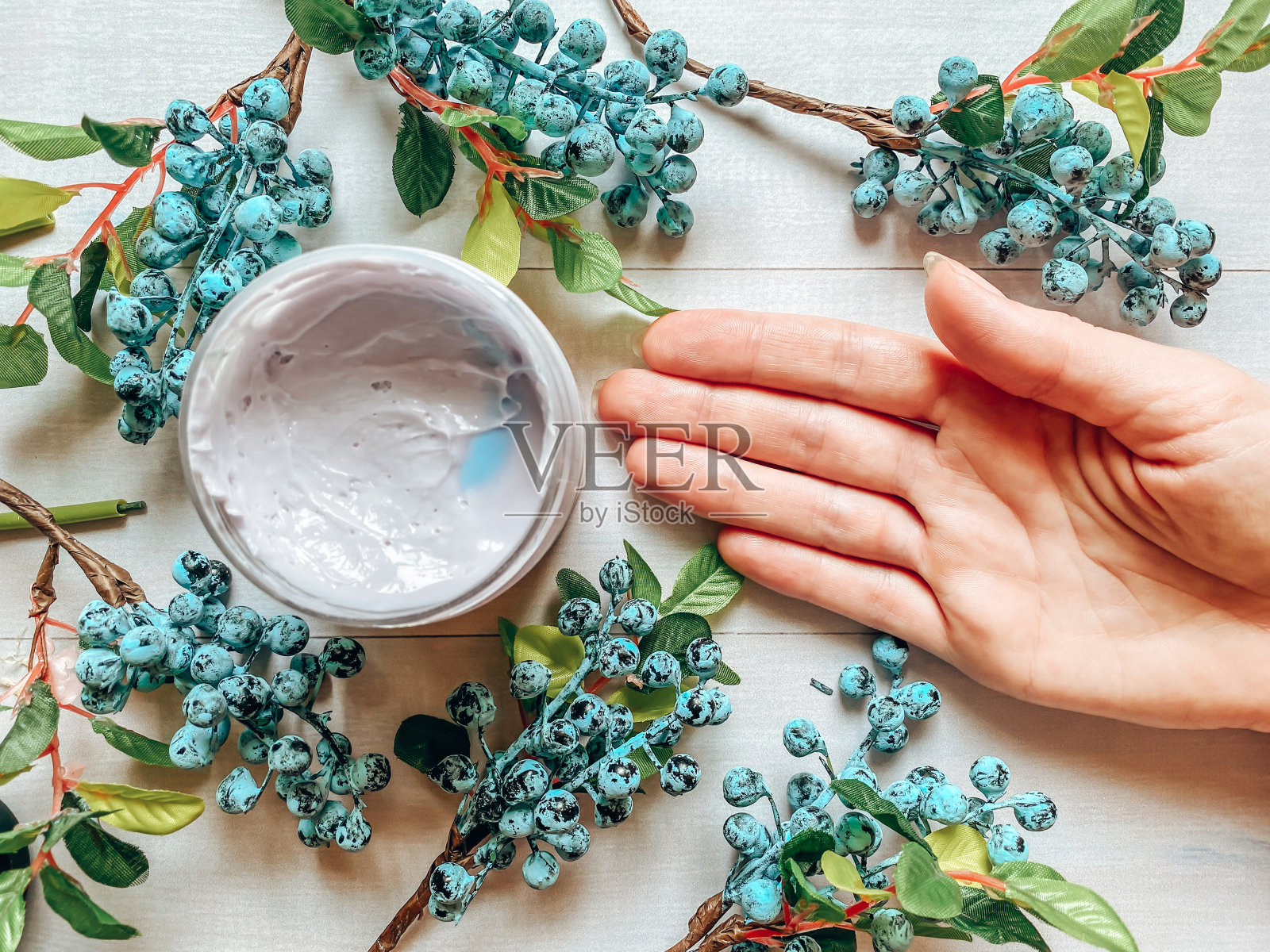 平面摄影瓶与化妆品在紫色的颜色。化妆品行业的模板。照片摄影图片