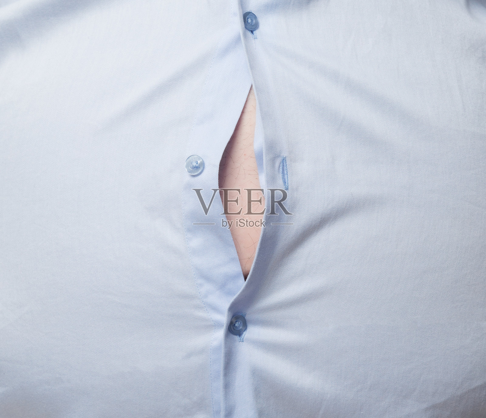 大肚子胖子超重。不成功的节食和吃错误的食物。紧的衬衫。减肥的概念照片摄影图片