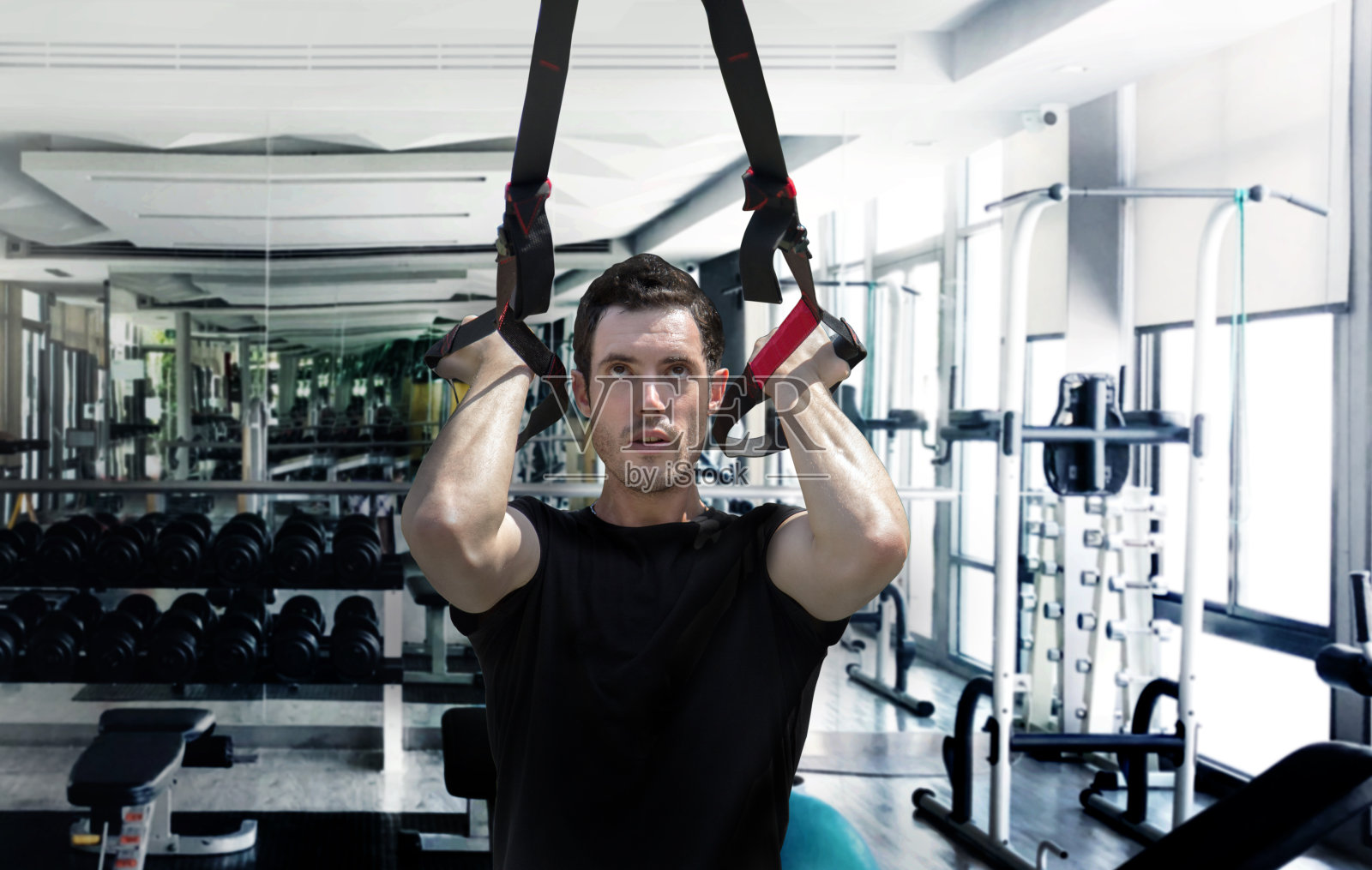 户外健身操用橡皮筋来健身照片摄影图片