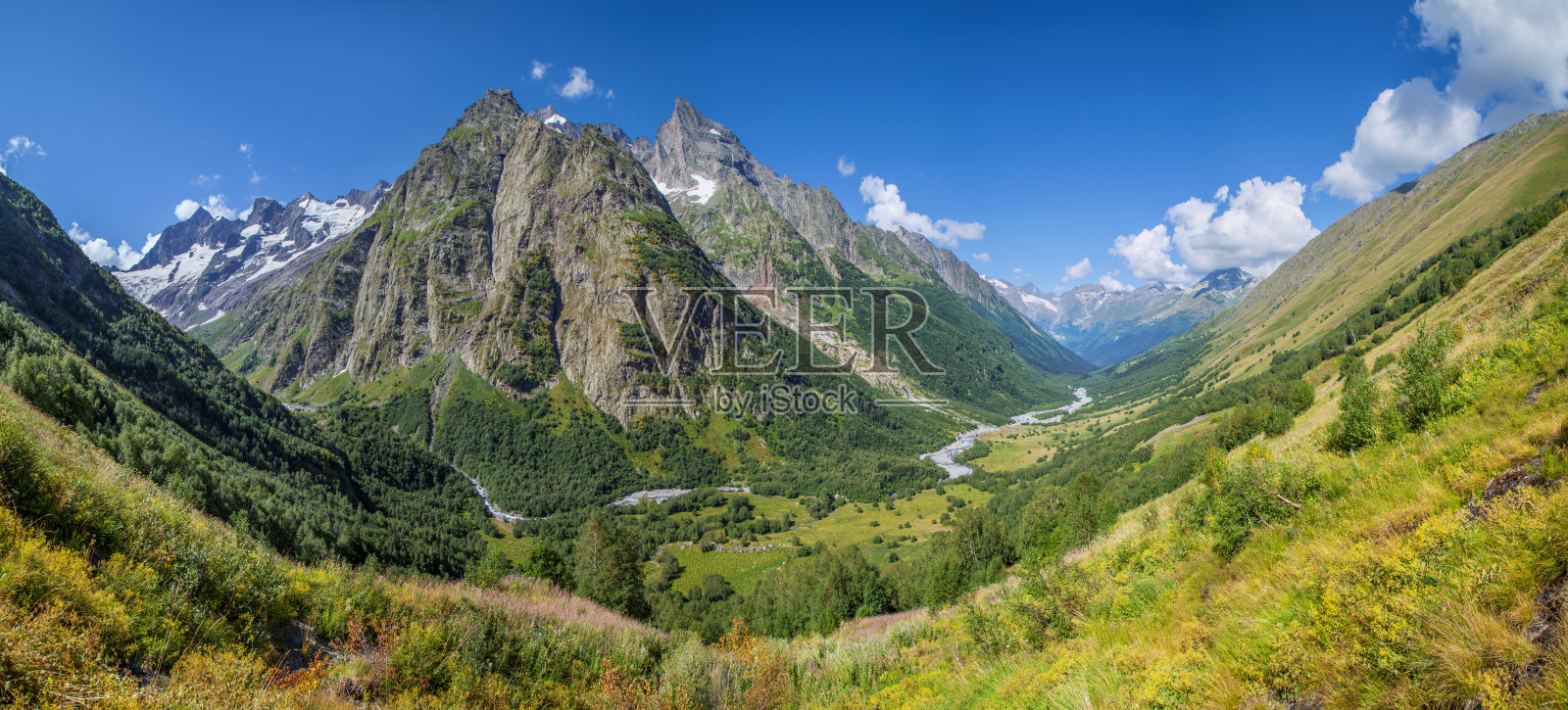 高加索山脉山谷夏季雪山风光照片摄影图片