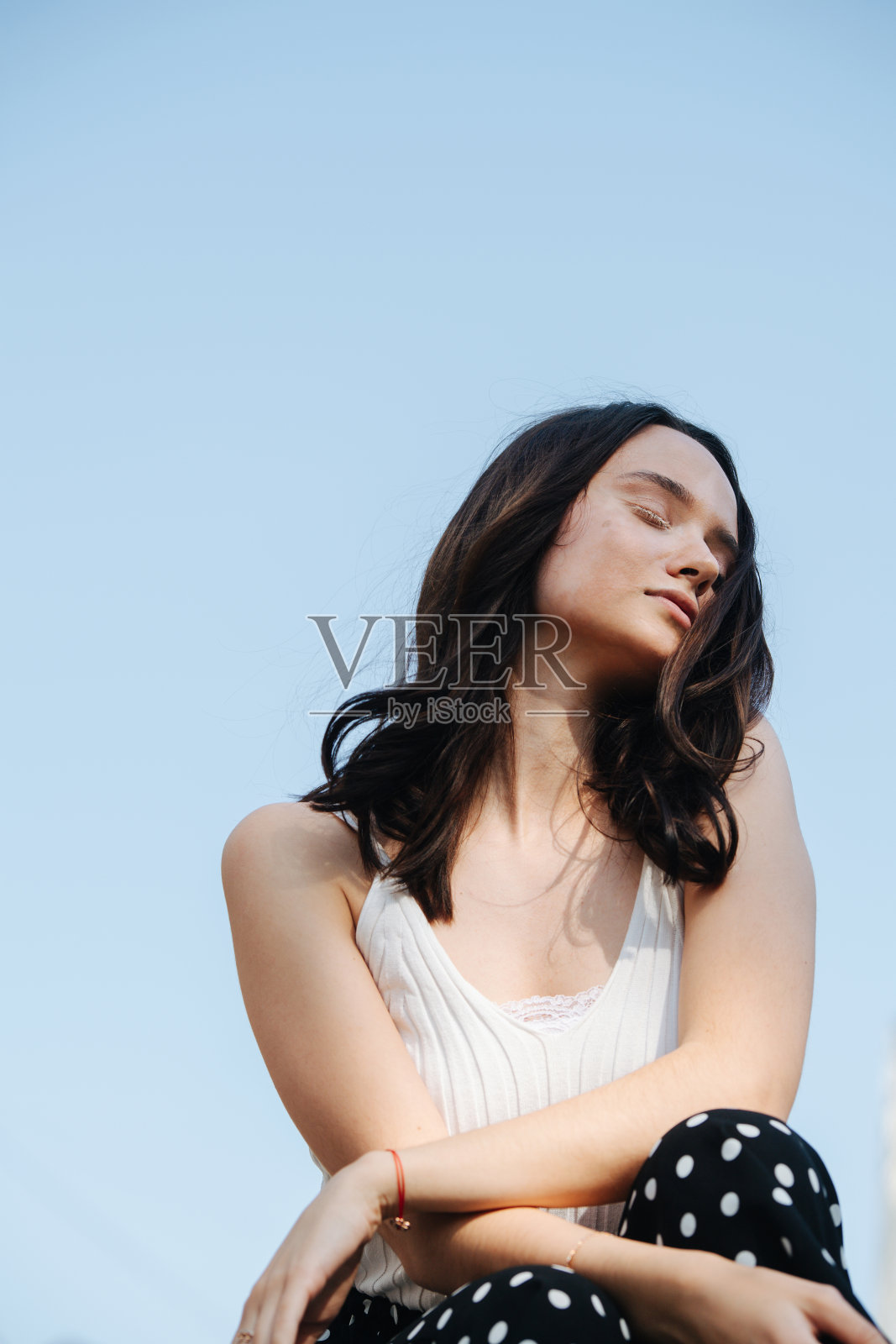 户外美人肖像与白癜风的蓝天照片摄影图片