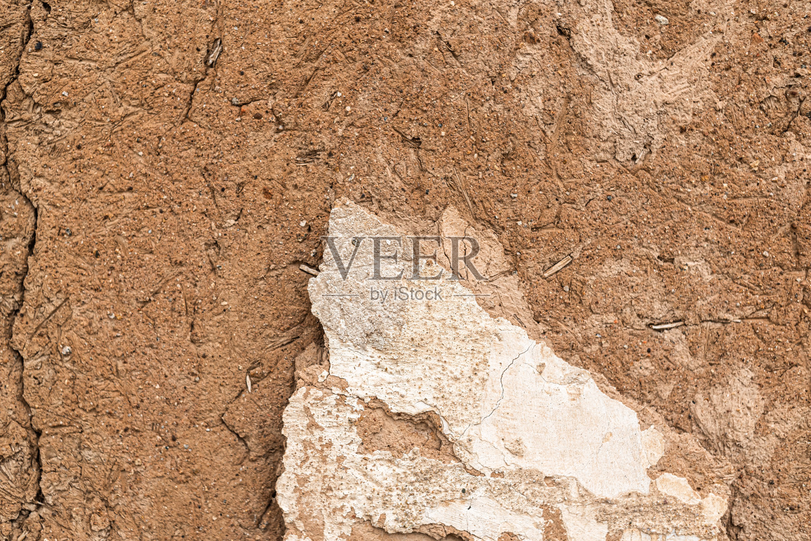 旧房子的墙壁倒塌，纹理背景橙色，棕色，黄色，白色垃圾空间的文字照片摄影图片