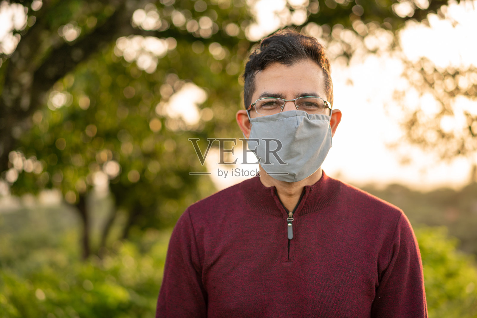 戴着N95面具的拉丁人照片摄影图片