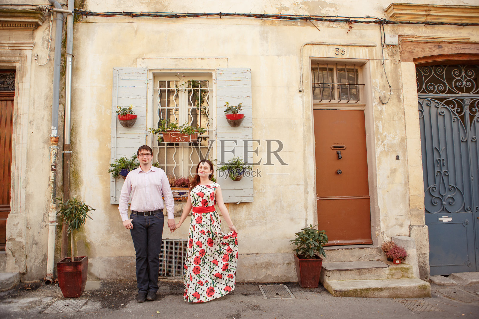 一对夫妇站在普罗旺斯的窗户后面照片摄影图片