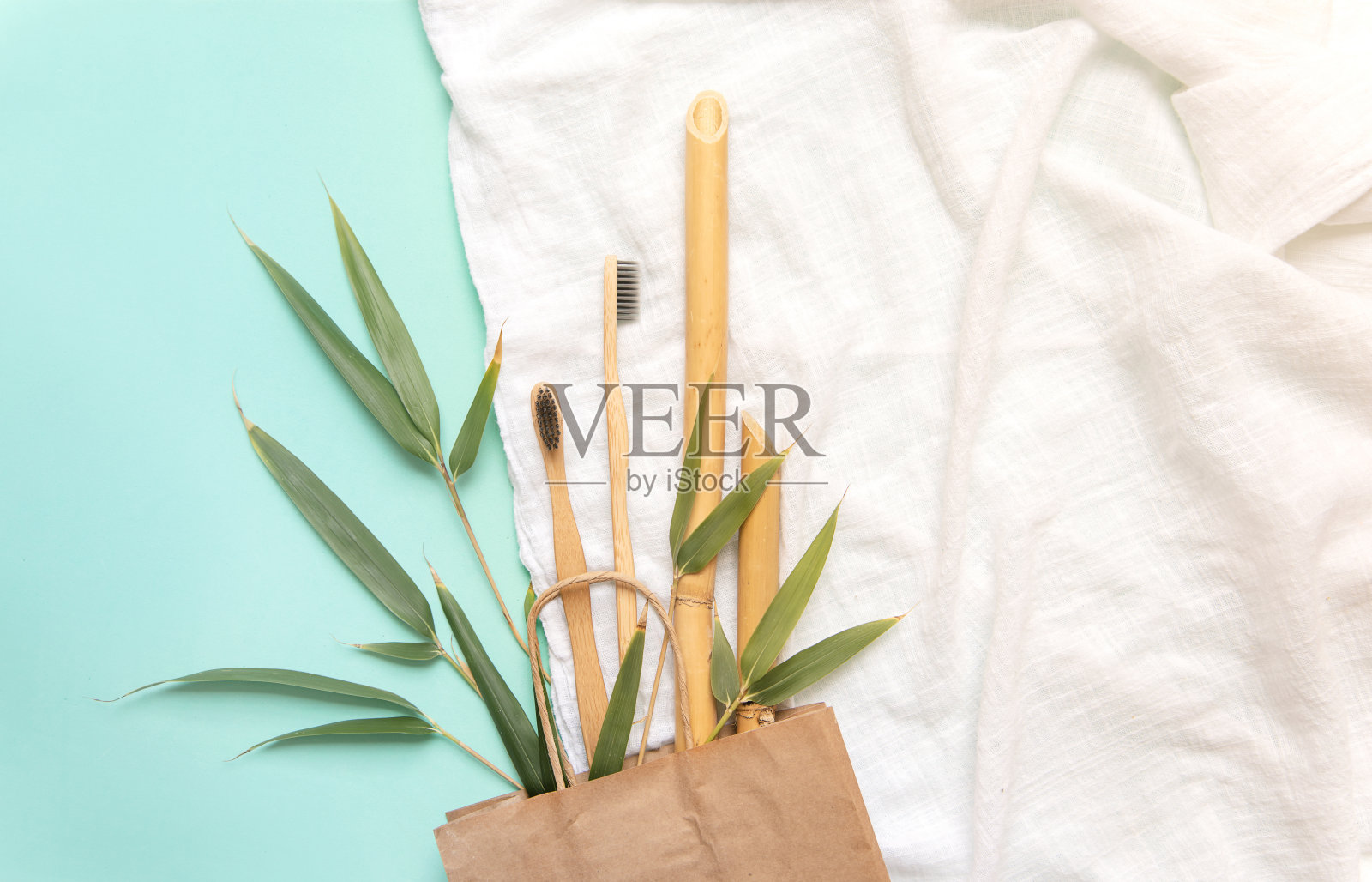 用牙刷、纸袋、竹枝、白毛巾等竹纤维制成的环保型产品照片摄影图片