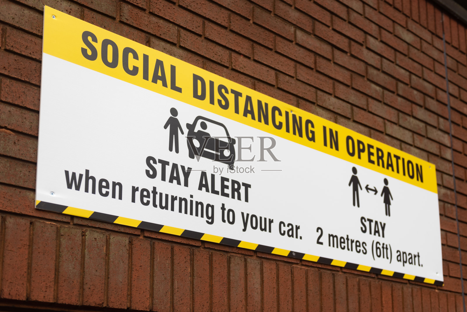 停车场COVID-19安全标志照片摄影图片