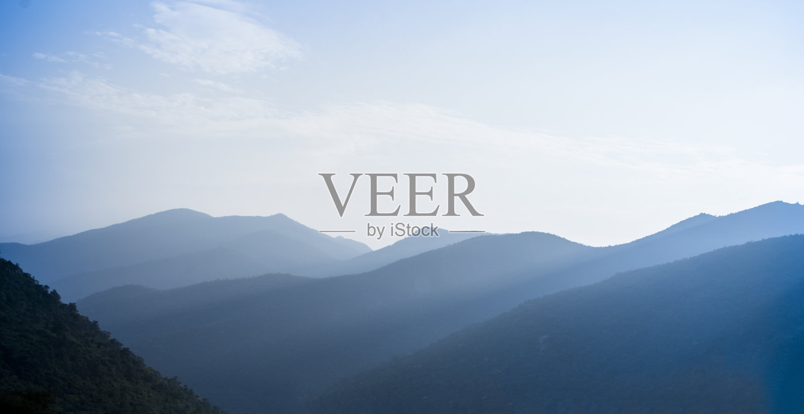 黄昏时的层层山峦照片摄影图片