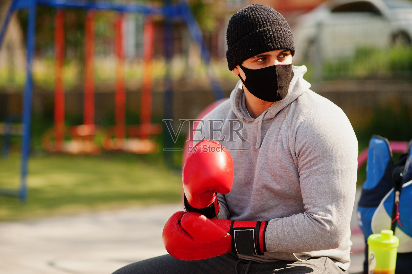 肖像运动阿拉伯人在黑色医疗面罩照片摄影图片